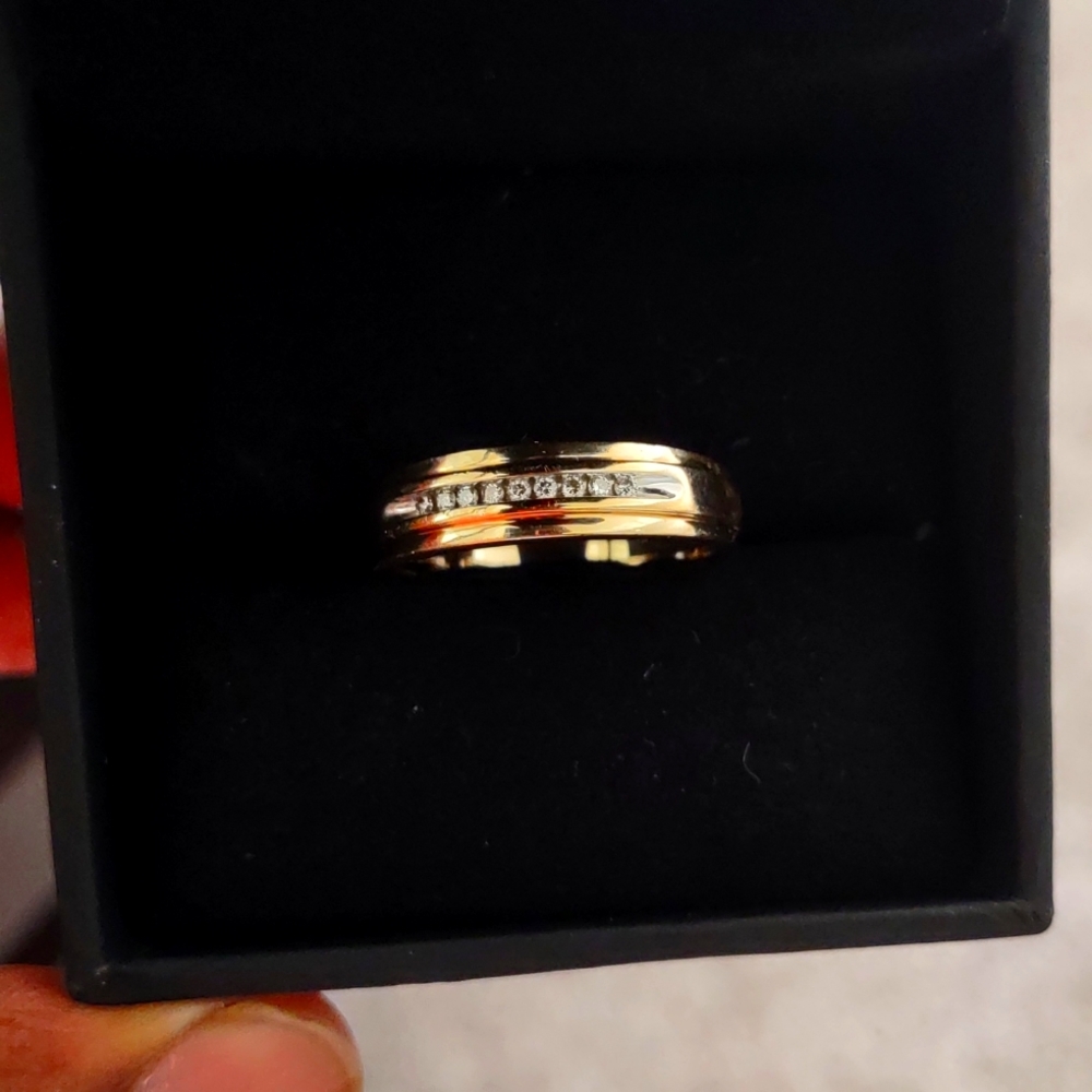 10k Gold 1/2ct diamond Men's Wedding Band!!